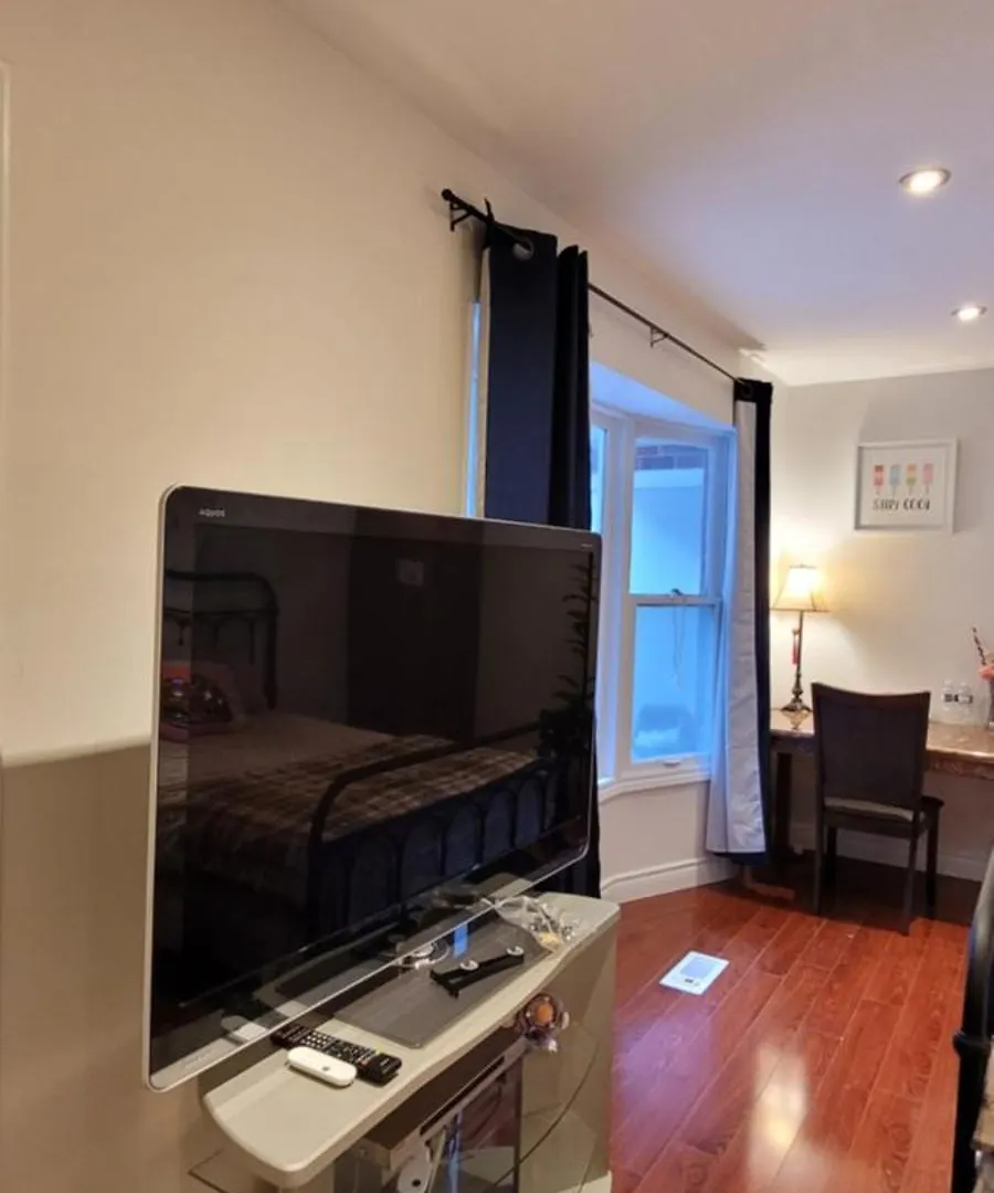 Mainfloor Spacious Room In Toronto 0*,