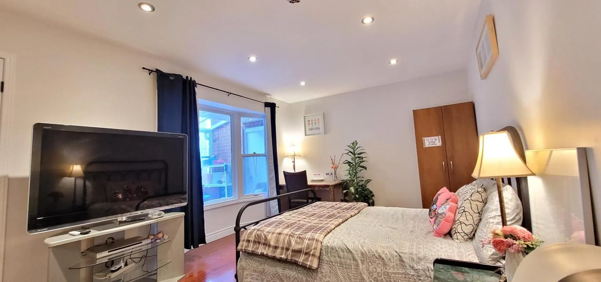 Mainfloor Spacious Room In Toronto 0*,  Canada