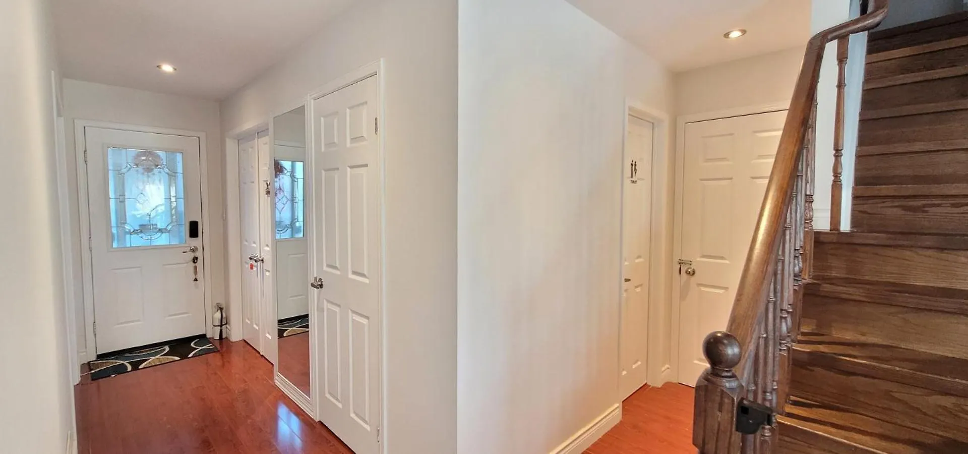 Mainfloor Spacious Room In Toronto Canada