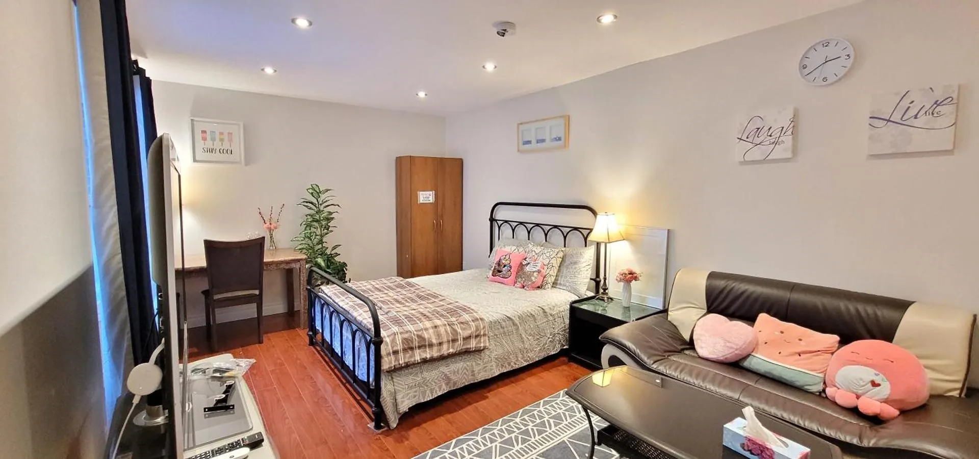 Mainfloor Spacious Room In Toronto